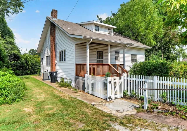 Photo 2 of Single family home for sale at 446 Sappington Barracks Rd, Saint Louis, MO 63125 | MLS# MIS26060177 | Listing updated on 2026-10-22