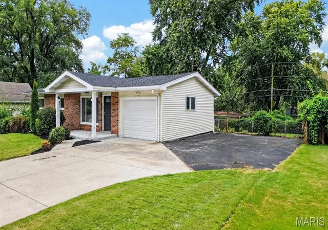 Photo 1 of Single family home for sale at 34 Highland Dr, Saint Charles, MO 63303 | MLS# MIS26060188 | Listing updated on 2026-09-25