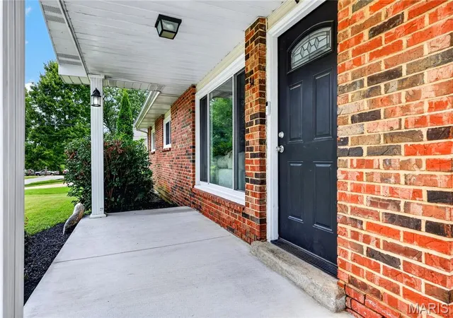Photo 2 of Single family home for sale at 34 Highland Dr, Saint Charles, MO 63303 | MLS# MIS26060188 | Listing updated on 2026-09-25