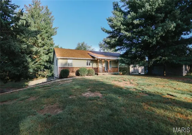 Photo 1 of Sale Pending at 30 Hickory St, Nashville, IL 62263 | MLS# MIS26060195 | Listing updated on 2026-09-24