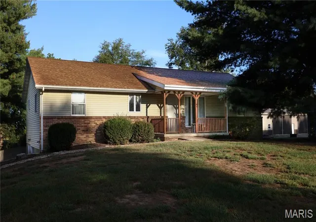 Photo 2 of Sale Pending at 30 Hickory St, Nashville, IL 62263 | MLS# MIS26060195 | Listing updated on 2026-09-24