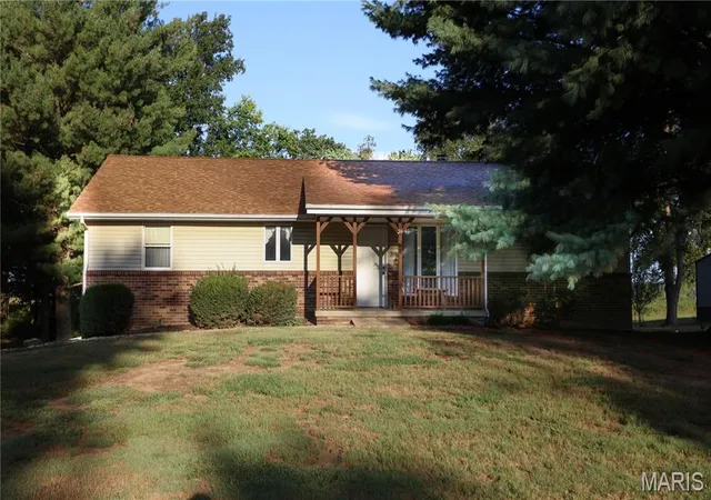Photo 3 of Sale Pending at 30 Hickory St, Nashville, IL 62263 | MLS# MIS26060195 | Listing updated on 2026-09-24