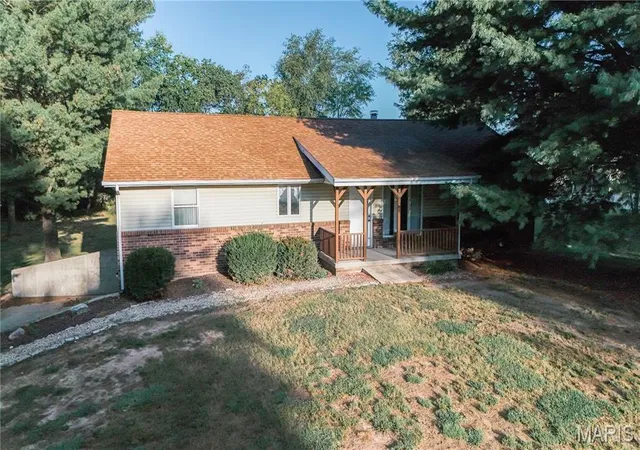 Photo 69 of Sale Pending at 30 Hickory St, Nashville, IL 62263 | MLS# MIS26060195 | Listing updated on 2026-09-24
