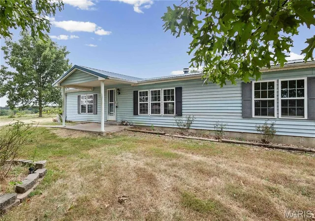 Single family home for sale at 5225 County Rd 207, Fulton, MO 65251 | MLS# MIS26060198