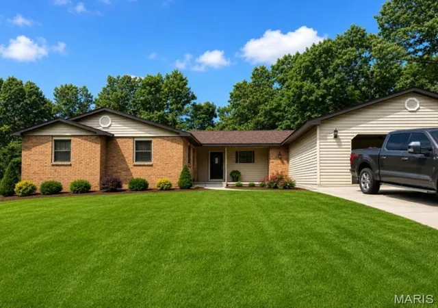 Photo 2 of Single family home for sale at 16924 Heller Ln, Saint Robert, MO 65584 | MLS# MIS26060214 | Listing updated on 2026-10-26