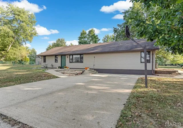 Photo 2 of Single family home for sale at 4878 Sportsman Rd, Waterloo, IL 62298 | MLS# MIS26060216 | Listing updated on 2026-09-21