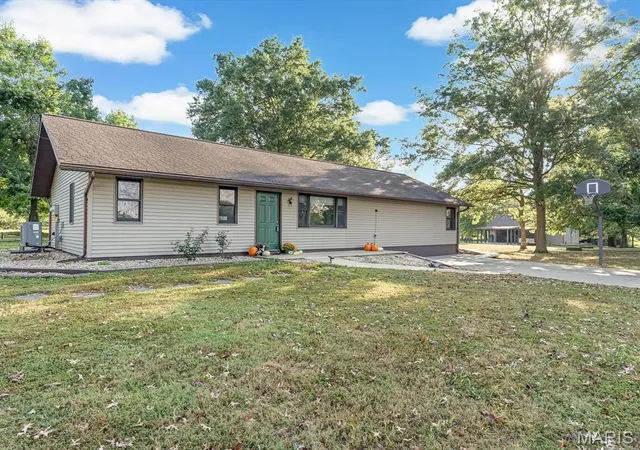 Photo 3 of Single family home for sale at 4878 Sportsman Rd, Waterloo, IL 62298 | MLS# MIS26060216 | Listing updated on 2026-09-21