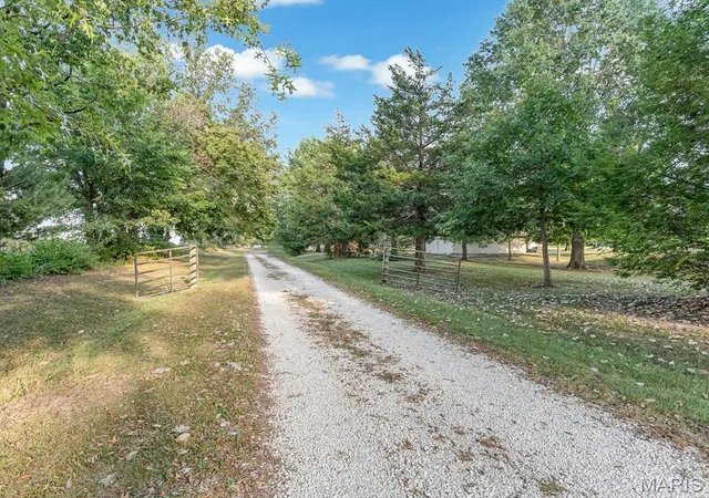 Photo 3 of Single family home for sale at 4878 Sportsman Rd, Waterloo, IL 62298 | MLS# MIS26060216 | Listing updated on 2026-09-21