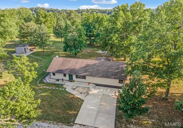 Photo 4 of Single family home for sale at 4878 Sportsman Rd, Waterloo, IL 62298 | MLS# MIS26060216 | Listing updated on 2026-09-21