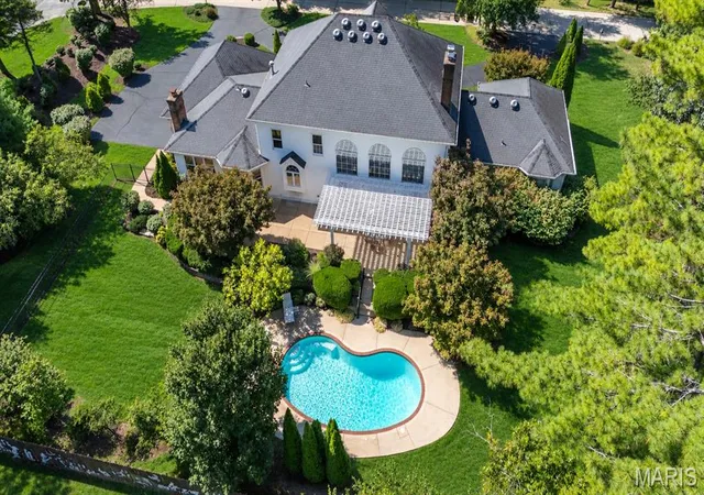 Photo 3 of Single family home for sale at 100 Wexler Manor Ct, Saint Louis, MO 63141 | MLS# MIS26060235 | Listing updated on 2026-10-09