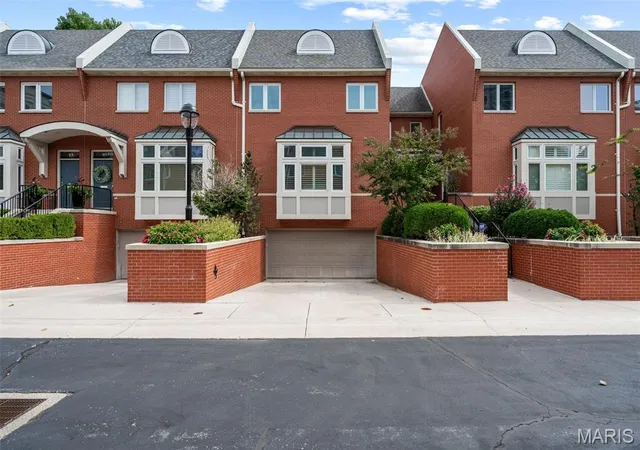 Photo 1 of Condo for sale at 8 W Pine Ct, Saint Louis, MO 63108 | MLS# MIS26060256 | Listing updated on 2026-10-07