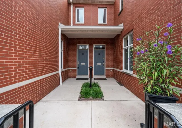 Photo 2 of Condo for sale at 8 W Pine Ct, Saint Louis, MO 63108 | MLS# MIS26060256 | Listing updated on 2026-10-07
