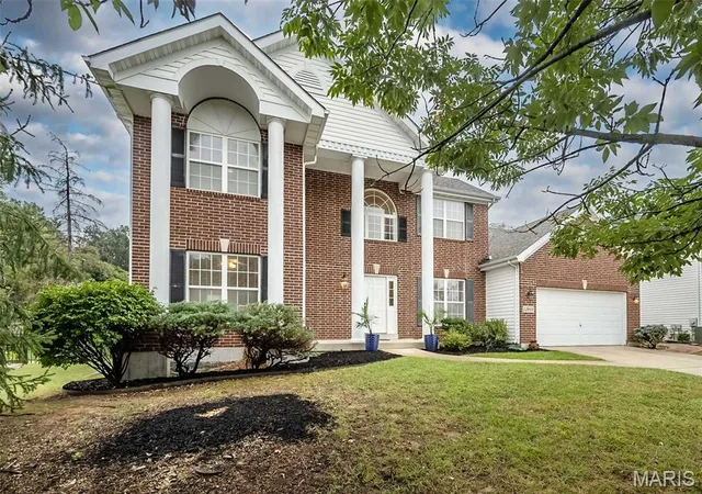 Photo 3 of Sale Pending at 12010 Manhattan Pl, Saint Louis, MO 63131 | MLS# MIS26060265 | Listing updated on 2026-09-27