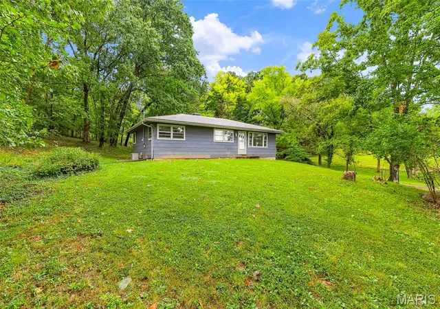 Photo 3 of Sale Pending at 18651 Saint Albans Rd, Wildwood, MO 63038 | MLS# MIS26060267 | Listing updated on 2026-09-28