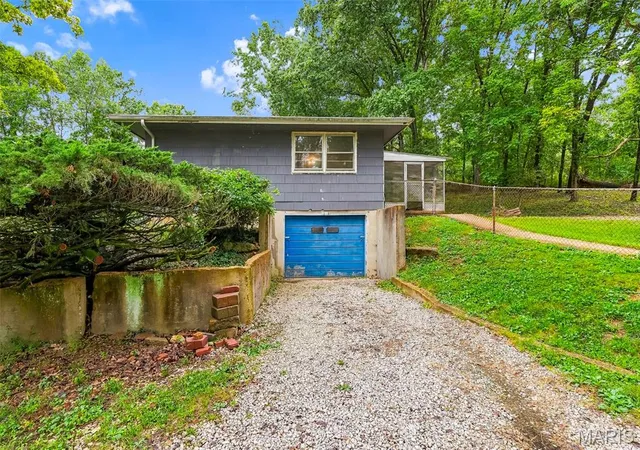 Photo 3 of Sale Pending at 18651 Saint Albans Rd, Wildwood, MO 63038 | MLS# MIS26060267 | Listing updated on 2026-09-28