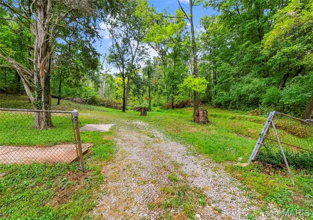 Photo 4 of Sale Pending at 18651 Saint Albans Rd, Wildwood, MO 63038 | MLS# MIS26060267 | Listing updated on 2026-09-28