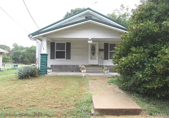 Single family home for sale at 522 E Main St, Sparta, IL 62286 | MLS# MIS26060293