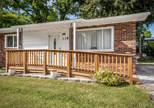 Photo 2 of Single family home for sale at 113 Ridgemoor Dr, Glen Carbon, IL 62034 | MLS# MIS26060295 | Listing updated on 2026-09-22