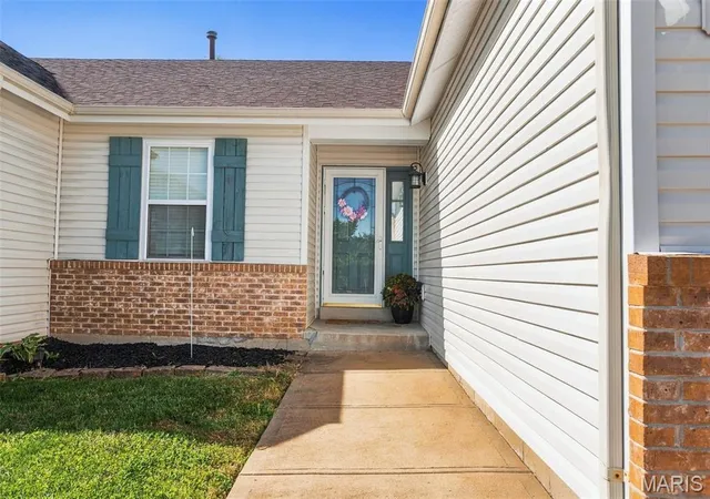 Photo 2 of Sale Pending at 31 Old Winery Ct, Saint Peters, MO 63303 | MLS# MIS26060306 | Listing updated on 2026-10-26