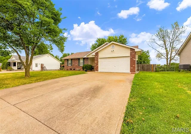 Photo 3 of Single family home for sale at 1005 Southway Dr, Bowling Green, MO 63334 | MLS# MIS26060316 | Listing updated on 2026-09-18