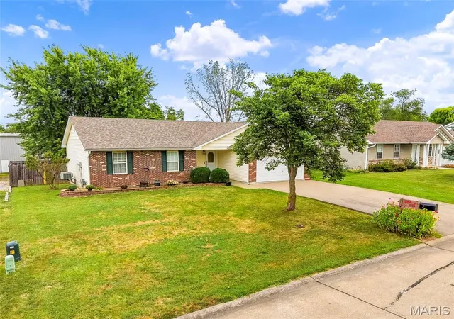 Photo 4 of Single family home for sale at 1005 Southway Dr, Bowling Green, MO 63334 | MLS# MIS26060316 | Listing updated on 2026-09-18