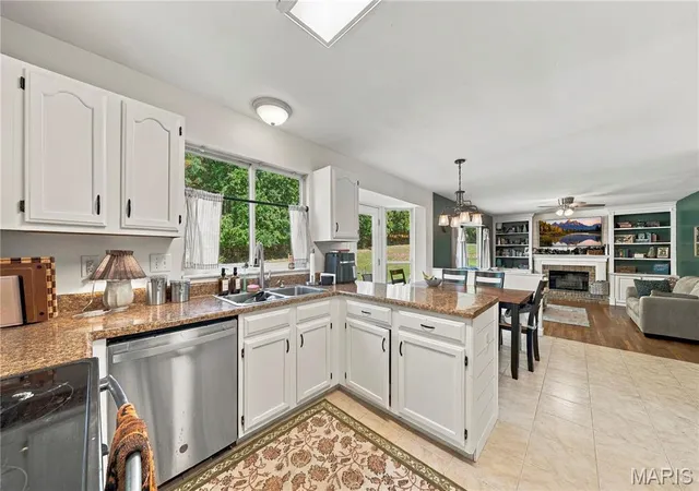 Photo 3 of Single family home for sale at 5 Autumn Peak Ct, Fenton, MO 63026 | MLS# MIS26060317 | Listing updated on 2026-10-05