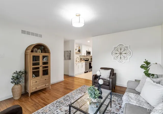Photo 3 of Sale Pending at 316 Southwark Ln, Saint Louis, MO 63125 | MLS# MIS26060322 | Listing updated on 2026-09-25