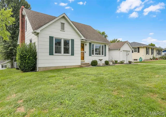 Photo 2 of Sale Pending at 704 W 9th Street, Washington, MO 63090 | MLS# MIS26060351 | Listing updated on 2026-09-28