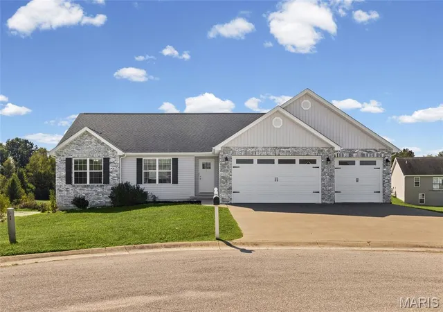 Photo 2 of Sale Pending at 866 Pebble Beach Ct, Union, MO 63084 | MLS# MIS26060362 | Listing updated on 2026-09-26