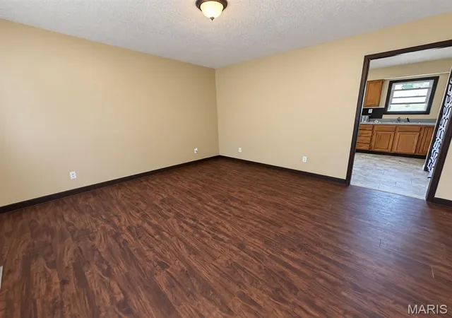 Photo 3 of Single family home for sale at 912 Southard Pl, South Roxana, IL 62087 | MLS# MIS26060395 | Listing updated on 2026-10-08