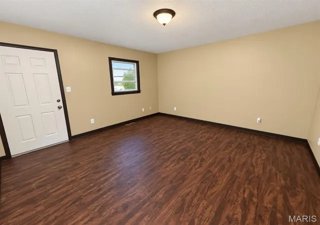 Photo 4 of Single family home for sale at 912 Southard Pl, South Roxana, IL 62087 | MLS# MIS26060395 | Listing updated on 2026-10-08