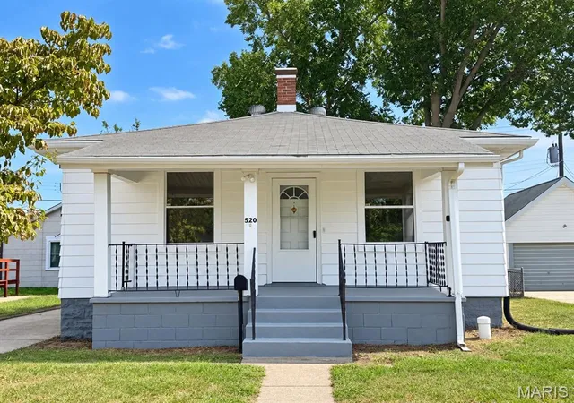 Single family home for sale at 520 Lincoln Ave, East Alton, IL 62024 | MLS# MIS26060404