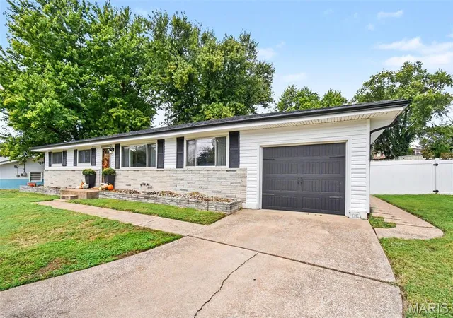 Photo 3 of Single family home for sale at 661 Sun Valley N, Arnold, MO 63010 | MLS# MIS26060415 | Listing updated on 2026-09-29