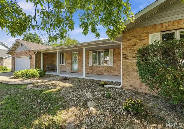 Photo 1 of Single family home for sale at 1727 Meadow Ln, Edwardsville, IL 62025 | MLS# MIS26060419 | Listing updated on 2026-09-30