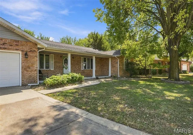 Photo 2 of Single family home for sale at 1727 Meadow Ln, Edwardsville, IL 62025 | MLS# MIS26060419 | Listing updated on 2026-09-30