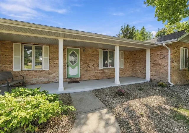 Photo 3 of Single family home for sale at 1727 Meadow Ln, Edwardsville, IL 62025 | MLS# MIS26060419 | Listing updated on 2026-09-30