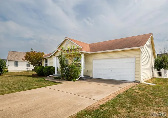 Photo 1 of Sale Pending at 41 Double Crk Ct, Wentzville, MO 63385 | MLS# MIS26060420 | Listing updated on 2026-09-20