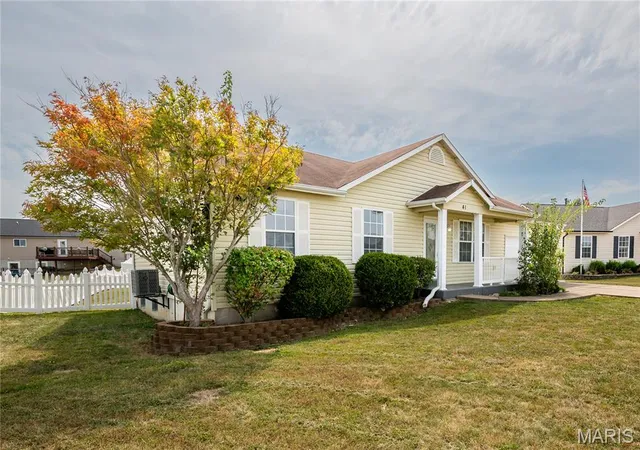 Photo 2 of Sale Pending at 41 Double Crk Ct, Wentzville, MO 63385 | MLS# MIS26060420 | Listing updated on 2026-09-20