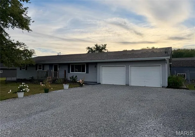 Photo 2 of Single family home for sale at 4257 Oak Glen Dr, Salem, IL 62881 | MLS# MIS26060421 | Listing updated on 2026-10-05