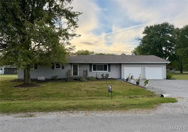 Photo 3 of Single family home for sale at 4257 Oak Glen Dr, Salem, IL 62881 | MLS# MIS26060421 | Listing updated on 2026-10-05