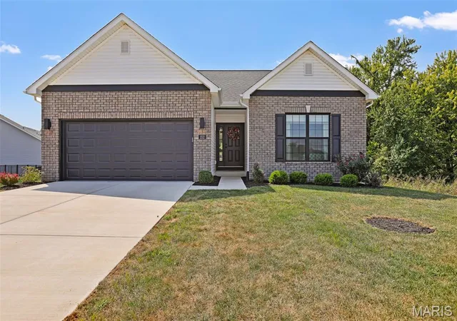 Photo 2 of Single family home for sale at 212 Grand Vista Ct, Edwardsville, IL 62025 | MLS# MIS26060435 | Listing updated on 2026-10-05