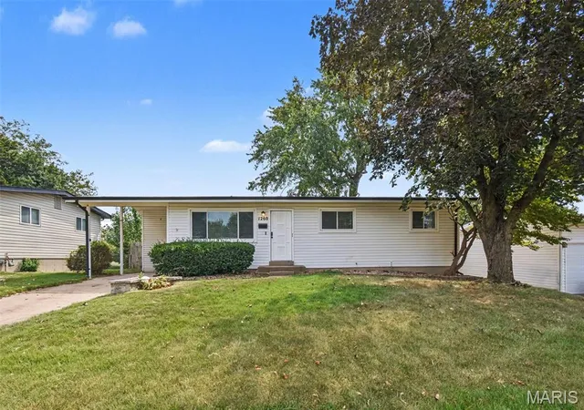 Photo 1 of Single family home for sale at 1260 Bobolink Dr, Florissant, MO 63031 | MLS# MIS26060436 | Listing updated on 2026-09-29