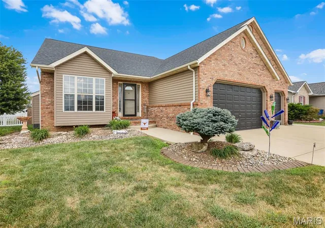 Photo 2 of Sale Pending at 522 Deer Run, Moro, IL 62067 | MLS# MIS26060437 | Listing updated on 2026-09-25