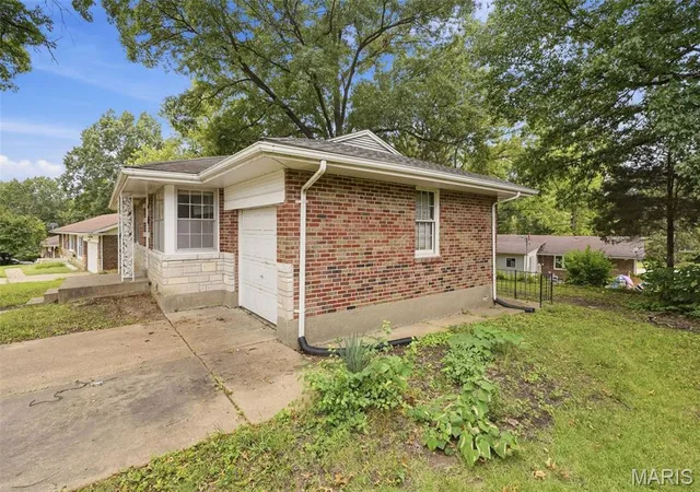 Photo 2 of Single family home for sale at 9725 Griffin Dr, Saint Louis, MO 63137 | MLS# MIS26060440 | Listing updated on 2026-10-20