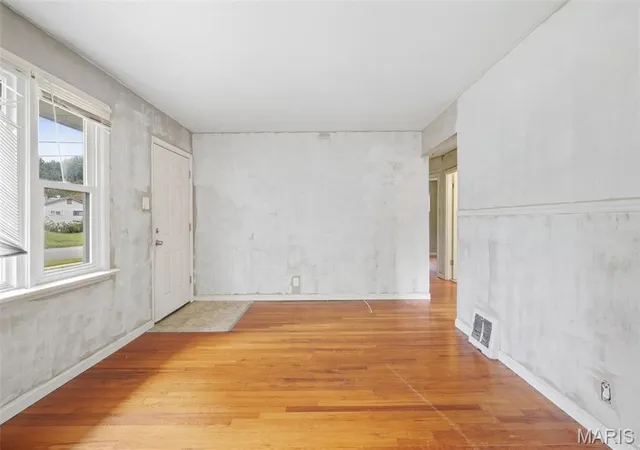Photo 2 of Single family home for sale at 5613 Sanborn Dr, Saint Louis, MO 63121 | MLS# MIS26060441 | Listing updated on 2026-09-28