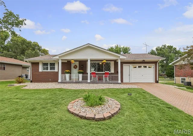 Photo 1 of Sale Pending at 729 Yale Ave, Edwardsville, IL 62025 | MLS# MIS26060447 | Listing updated on 2026-09-29