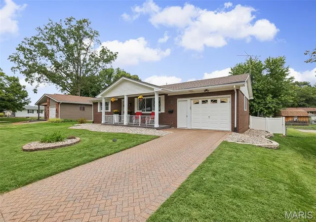 Photo 3 of Sale Pending at 729 Yale Ave, Edwardsville, IL 62025 | MLS# MIS26060447 | Listing updated on 2026-09-29