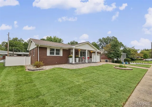 Photo 3 of Sale Pending at 729 Yale Ave, Edwardsville, IL 62025 | MLS# MIS26060447 | Listing updated on 2026-09-29