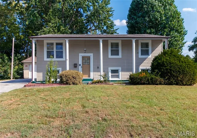Photo 1 of Single family home for sale at 2580 Morningside Dr, Florissant, MO 63031 | MLS# MIS26060456 | Listing updated on 2026-09-24