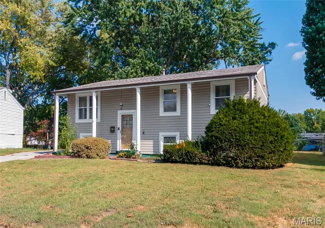 Photo 2 of Single family home for sale at 2580 Morningside Dr, Florissant, MO 63031 | MLS# MIS26060456 | Listing updated on 2026-09-24